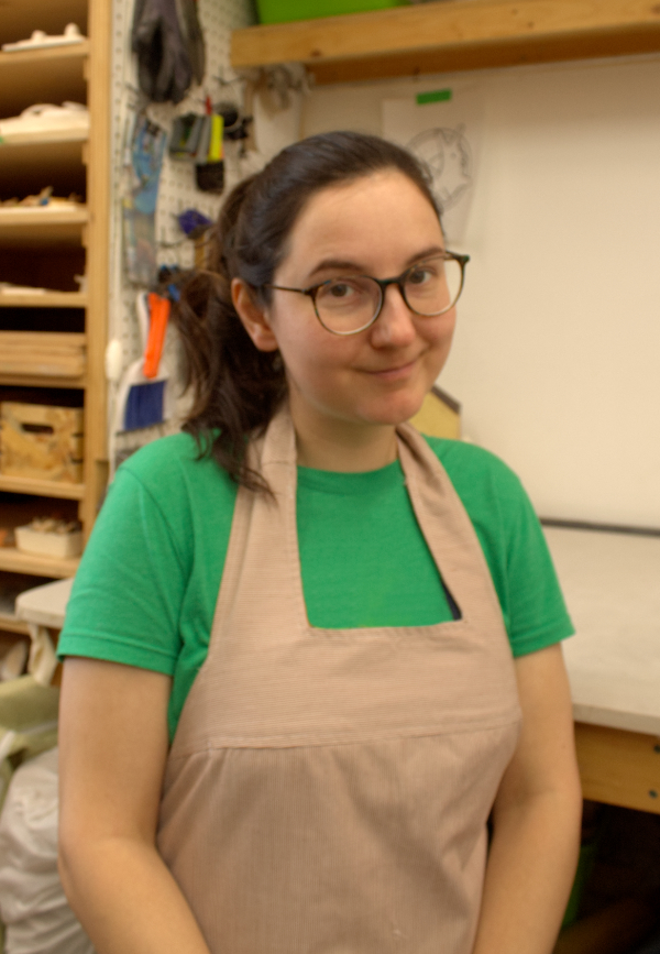 Amélie Bissonnette dans son atelier de céramique